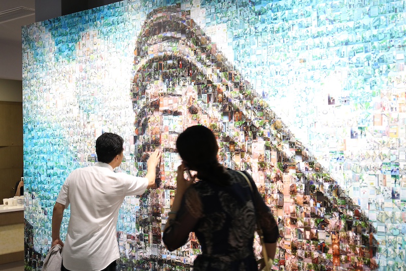 由无数张小照片拼成的“武康大楼”©邓左卓。由展览主办方提供